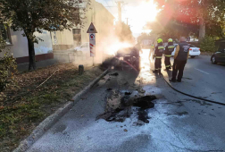 Kigyulladt egy autó a Pécsi utcában