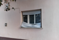 Kigyulladt egy autó a Pécsi utcában
