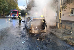Kigyulladt egy autó a Pécsi utcában