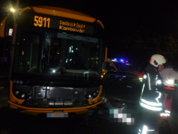 autó és busz egymásnak ütközött
