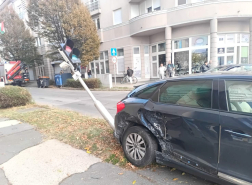 két autó karambolozott, egyik a járdásra csapódottt másik az útesten állt meg