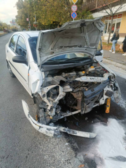 két autó karambolozott, egyik a járdásra csapódottt másik az útesten állt meg