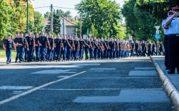 A tűzoltójelöltek alakzatban menetelnek az épület elé, ahol esküt fognak tenni