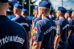 Tűzoltójelöltek állnak gyakorló egyenruhában az eskütételre várva