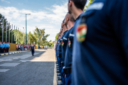 A vezénylőtiszt tisztelegve várja az épp érkező elöljárókat, a tűzoltójelöltek pedig egységesen fejüket feléjük fordulva vigyázzban állnak.