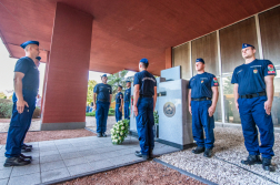 A hallgatók vigyázzban állnak az emlékmű előtt.