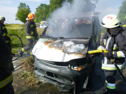 tűzoltók oltják az autó motorterét