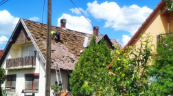 palatetőt bontotta meg a jégeső. tűzoltók avatkoznak be