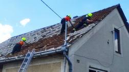 tűzoltók a tetőről szedik le a palát