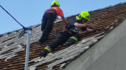 tűzoltók dolgoznak a tetőn