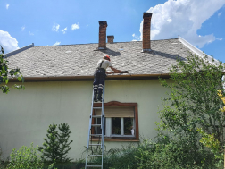 létra neki van támasztva a háznak