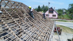 tető fedését leszedték a tűzoltók