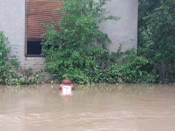 a víz a tűzcsap tetjéig ér