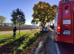 tűzoltóautó és balesetet szenvedett kisteherautó