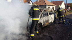 füstölgő autót oltanak a tűzoltók