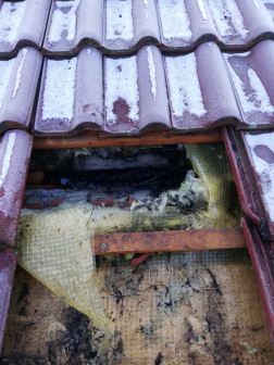 A tűzoltók több helyen megbontották a tetőt