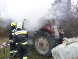 lángoló traktor oltása vízzel