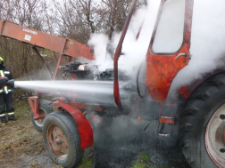 lángoló traktor oltása vízzel