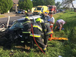 Tűzoltók szabadítják ki az egyik sofőrt