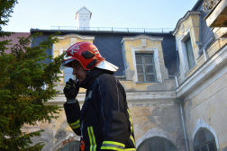 tűzoltásvezető adja le az utasítást rádión