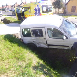 A másik autó az árokba csapódott