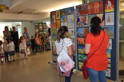 Több száz rajz a paravánokon