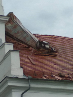 A tetőbe fúródott a torony